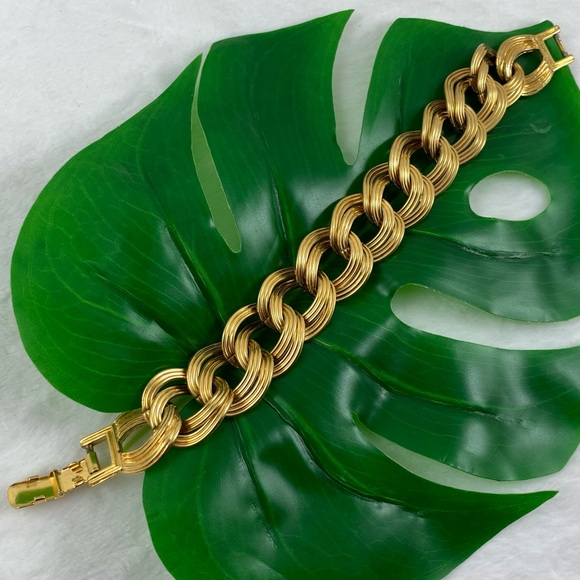 MONET CHAIN LINK GOLD TONE BRACELET CLASP VINTAGE